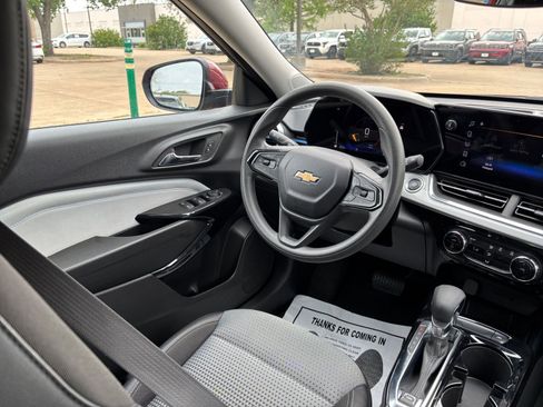 Used 2025 Chevrolet Trax LT FWD image 34