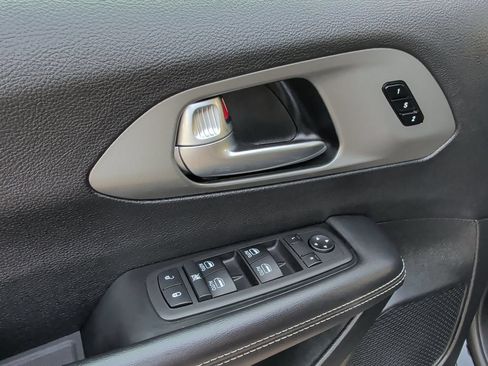 Used 2025 Chrysler Pacifica Select FWD image 15