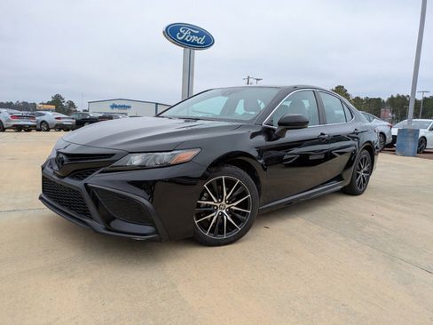 Used 2021 Toyota Camry SE image 4