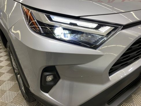 Used 2022 Toyota RAV4 XLE Premium image 4