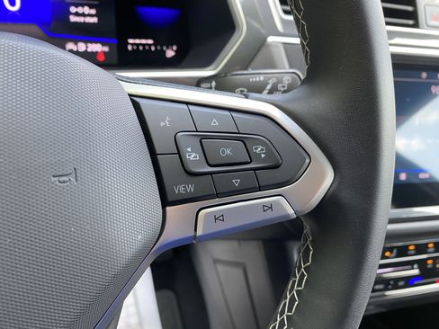 Used 2023 Volkswagen Tiguan SE image 21