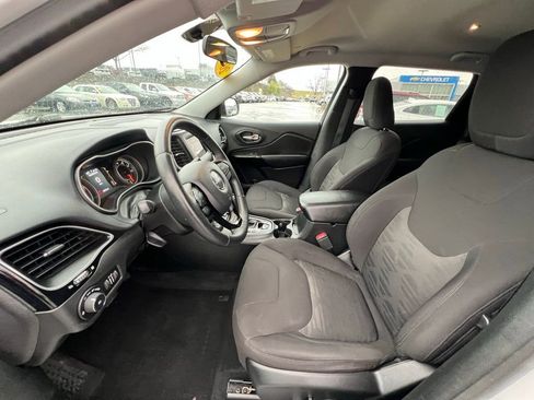 Used 2019 Jeep Cherokee Latitude w/ Cold Weather Group AWD/4WD image 18