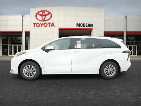 New 2026 Toyota Sienna XLE FWD image 7