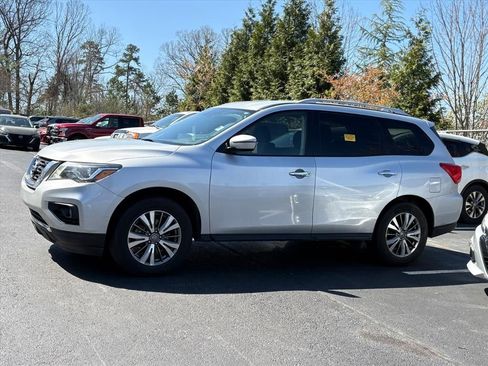Used 2019 Nissan Pathfinder SV image 4