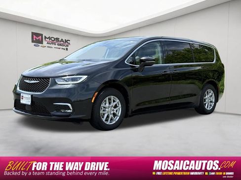 Used 2024 Chrysler Pacifica Touring-L FWD image 3