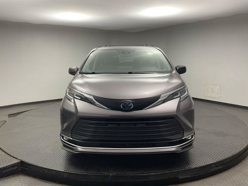 Used 2021 Toyota Sienna XLE FWD image 2
