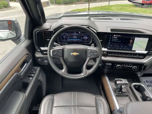 Used 2025 Chevrolet Silverado 1500 High Country w/ Technology Package AWD/4WD image 2
