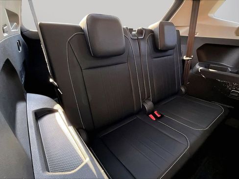 Used 2024 Volkswagen Tiguan SE image 25