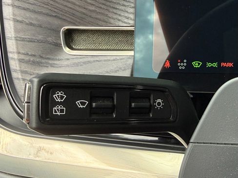 Used 2025 Rivian R1S Adventure AWD/4WD image 34