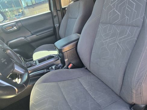 Used 2018 Toyota Tacoma TRD Sport w/ Technology Package image 28