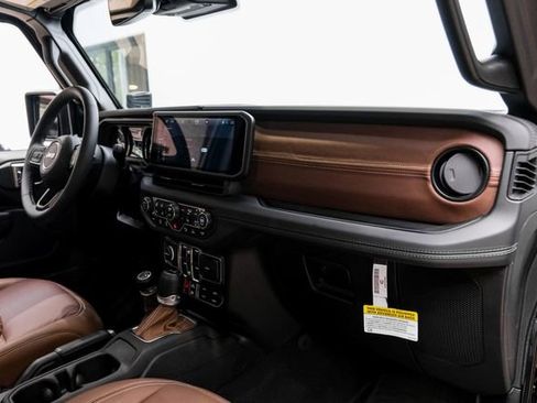 Used 2025 Jeep Gladiator Rubicon w/ Safety Group AWD/4WD image 18