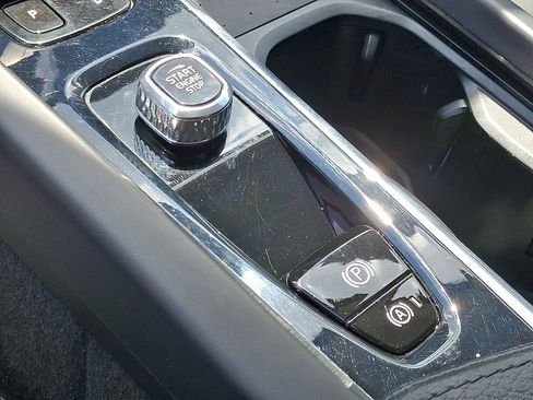 Certified 2022 Volvo XC60 B5 Momentum w/ Climate Package image 22