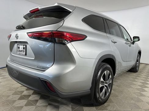 Used 2023 Toyota Highlander XLE AWD/4WD image 12