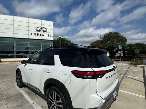 Used 2025 Nissan Pathfinder Platinum w/ Cargo Package image 3