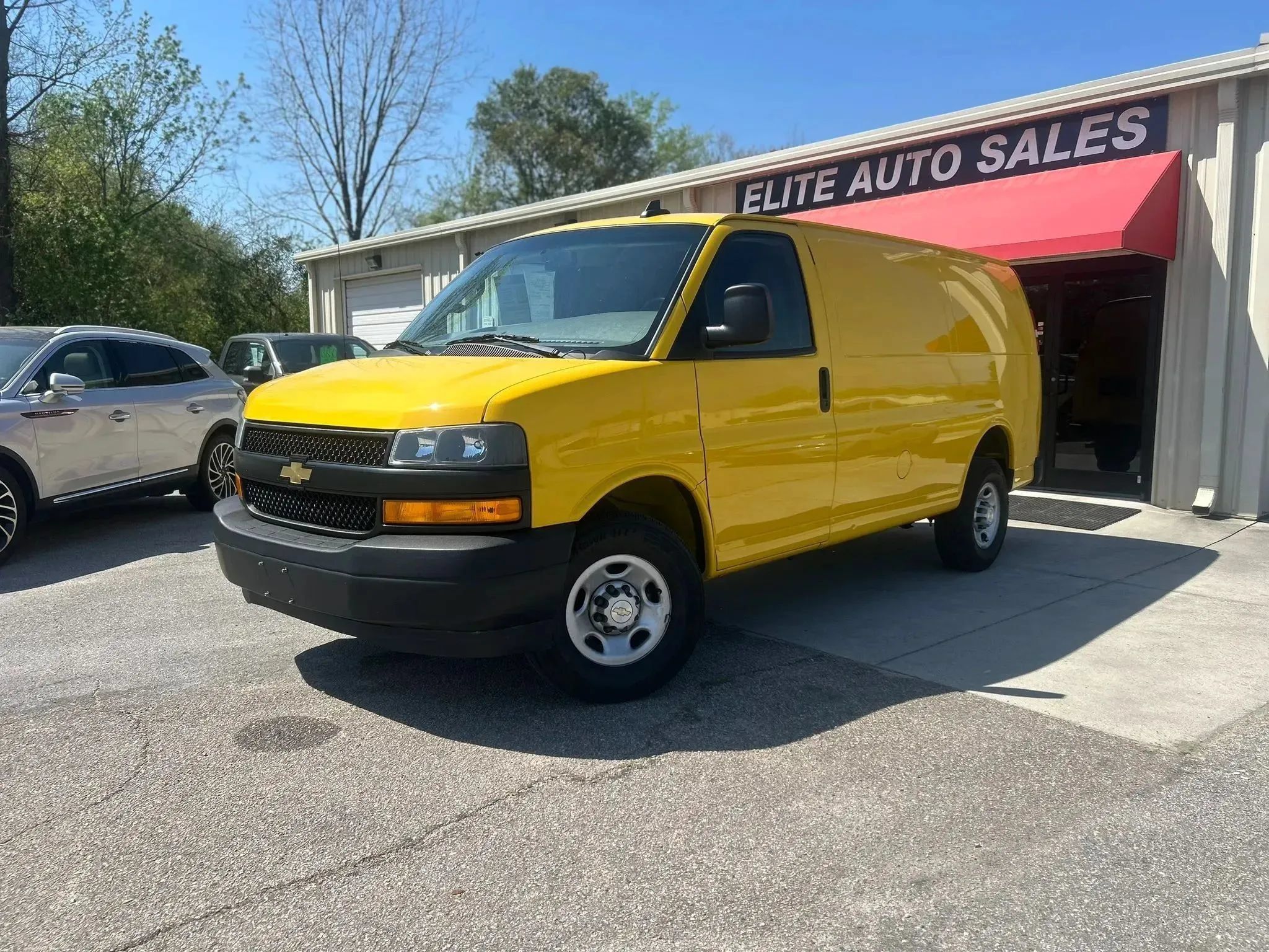 Used 2023 Chevrolet Express 2500 RWD image 3