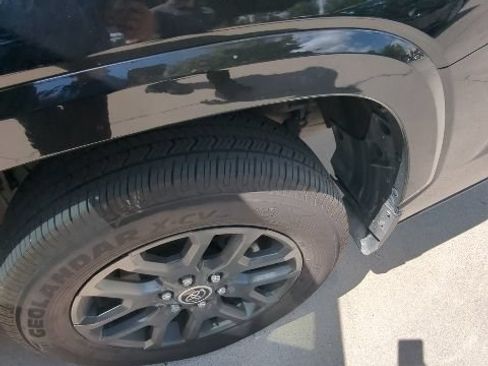 Used 2023 Toyota Sequoia Platinum AWD/4WD image 6