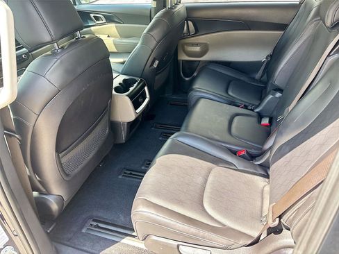 Used 2025 Kia Carnival FWD image 23