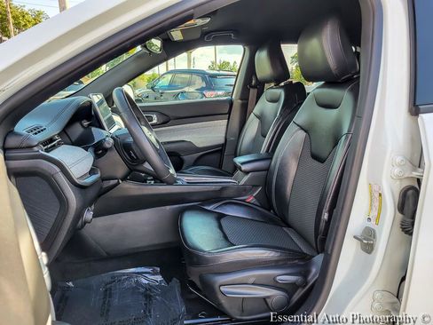 Used 2023 Jeep Compass Latitude AWD/4WD image 9