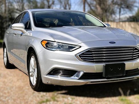 Used 2018 Ford Fusion SE FWD image 3