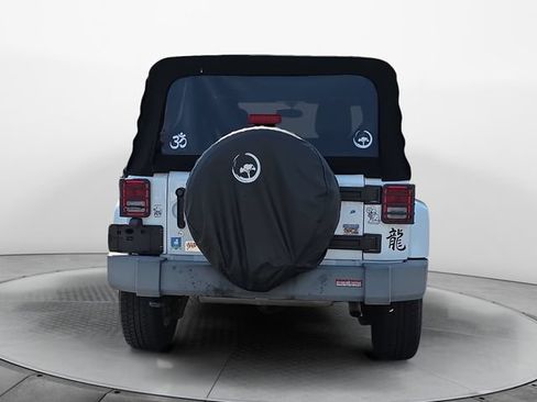 Used 2015 Jeep Wrangler Unlimited Sahara w/ Connectivity Group AWD/4WD image 4