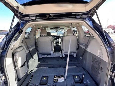 Used 2019 Toyota Sienna XLE w/ XLE Navigation Package image 9