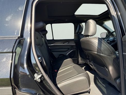 New 2025 Jeep Grand Cherokee Limited w/ Luxury Tech Group II image 11