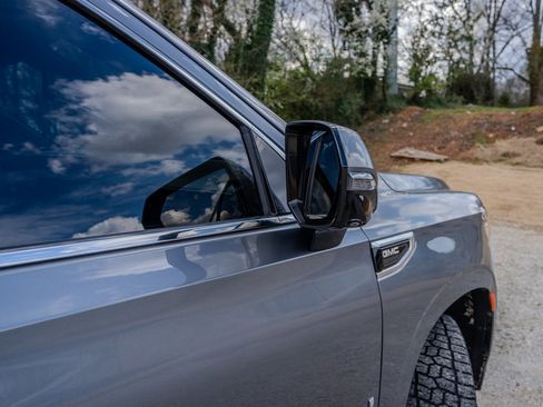 Used 2022 GMC Yukon XL Denali image 12