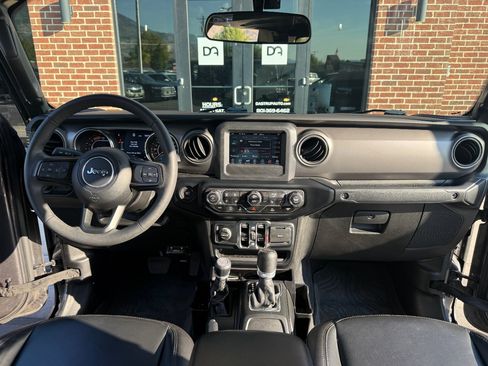 Used 2023 Jeep Gladiator Sport AWD/4WD image 12