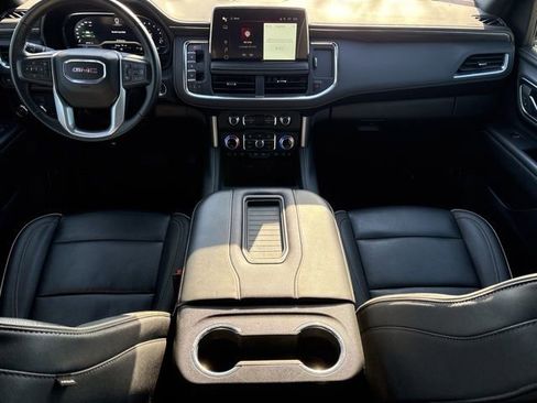 Used 2024 GMC Yukon SLT image 16