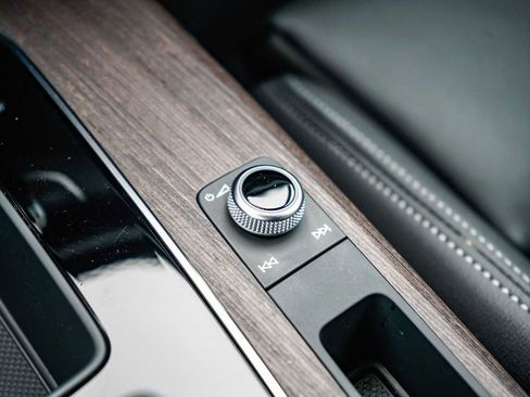 Used 2023 Audi Q5 e Premium w/ Convenience Package image 22