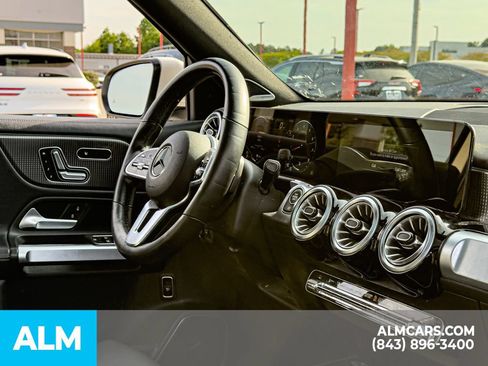 Used 2022 Mercedes-Benz GLB 250 4MATIC w/ Premium Package image 17