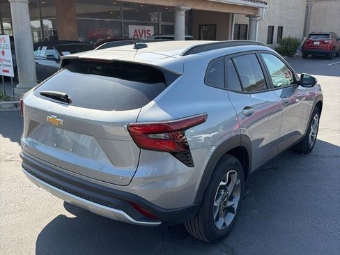 Used 2025 Chevrolet Trax LT w/ LT Convenience Package image 6