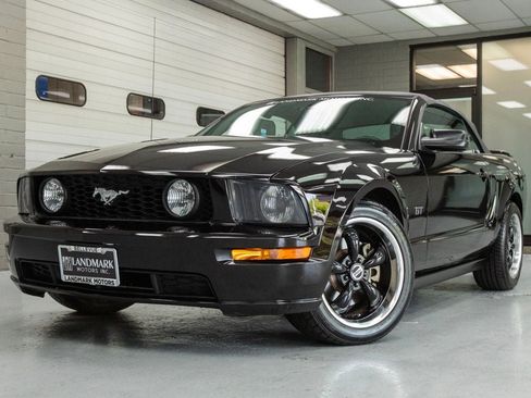 Used 2005 Ford Mustang GT RWD image 2