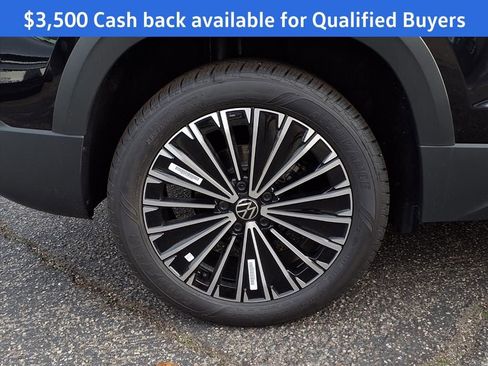 New 2025 Volkswagen Taos SE image 4