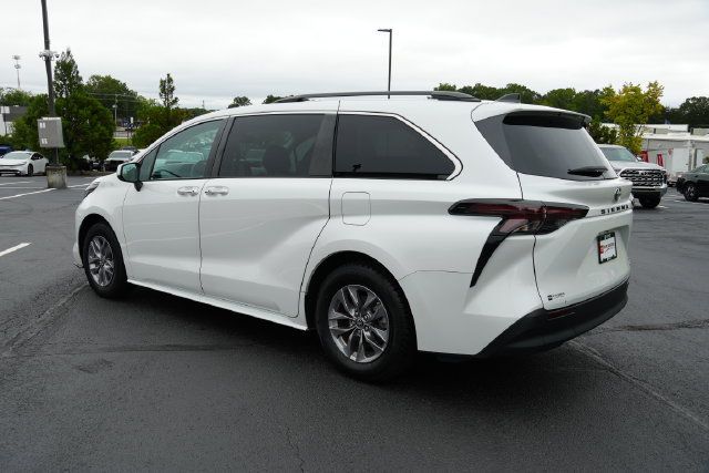 Used 2024 Toyota Sienna XLE FWD image 5