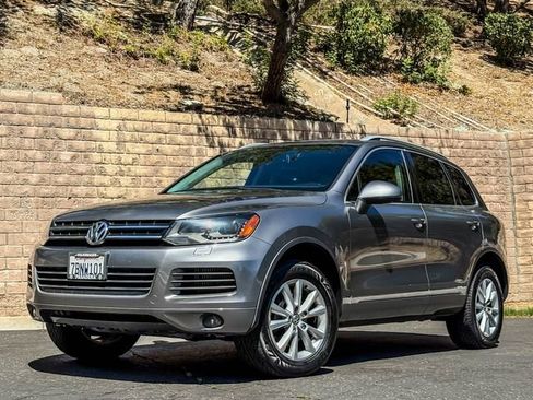 Used 2013 Volkswagen Touareg Sport image 2