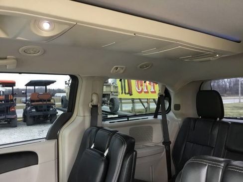 Used 2015 Chrysler Town & Country Touring-L w/ Driver Convenience Group image 13