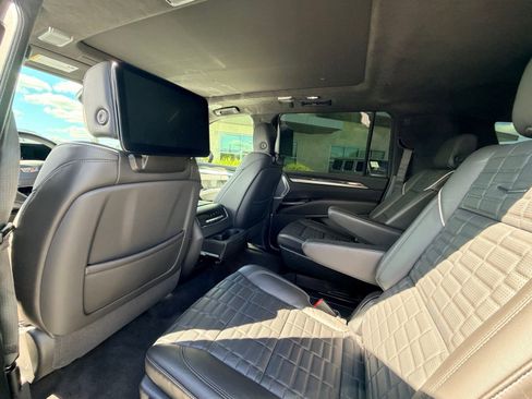 Used 2025 Cadillac Escalade ESV V image 3