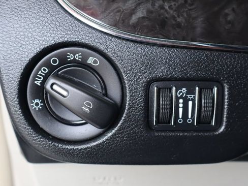 Used 2012 Chrysler Town & Country Touring w/ Entertainment Group #1 FWD image 22