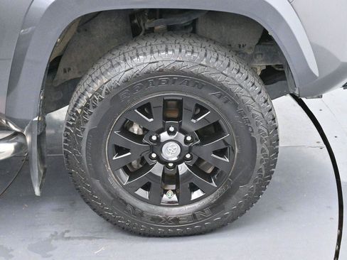 Used 2017 Toyota Tacoma SR5 w/ Tow Package AWD/4WD image 28