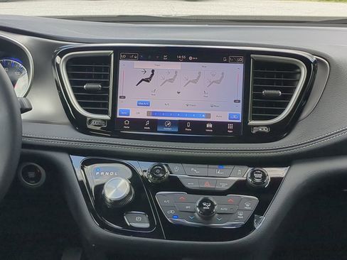 New 2026 Chrysler Pacifica Select image 16