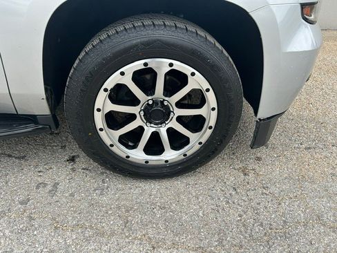 Used 2019 Chevrolet Tahoe LT image 3
