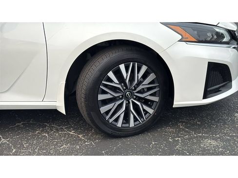 Used 2023 Nissan Altima 2.5 SV AWD/4WD image 10