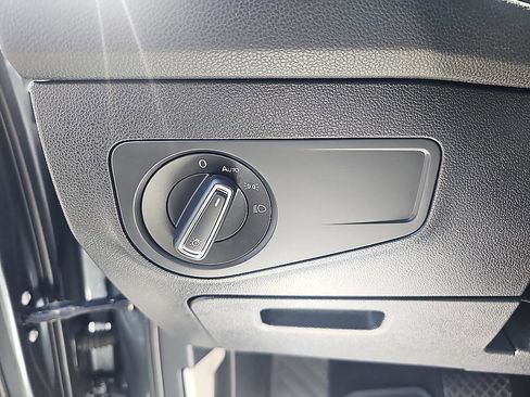 Used 2019 Volkswagen Tiguan SE AWD/4WD image 13
