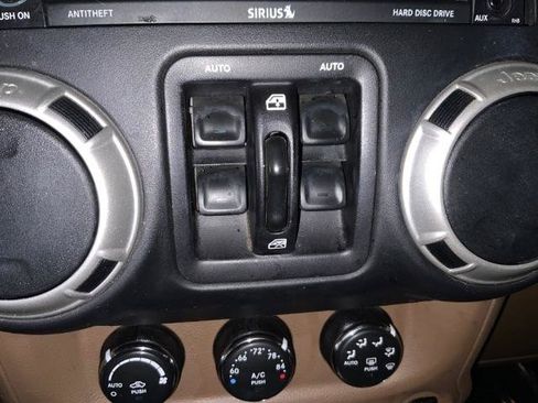 Used 2017 Jeep Wrangler Unlimited Rubicon w/ Connectivity Group AWD/4WD image 18