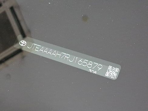 Used 2024 Toyota Venza Limited image 18