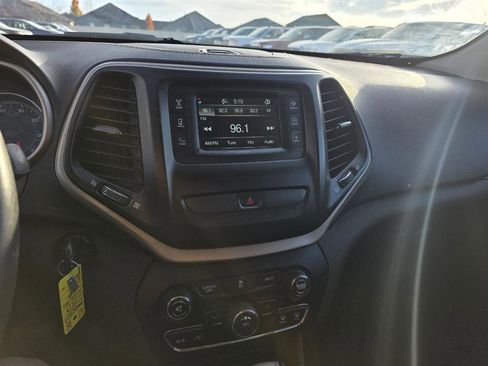 Used 2015 Jeep Cherokee Latitude image 16