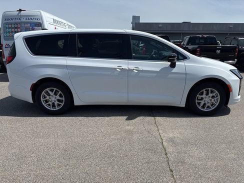 New 2027 Chrysler Pacifica Select FWD image 6