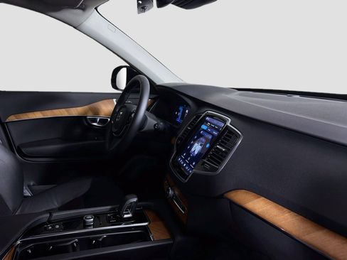 Certified 2024 Volvo XC90 B5 Plus w/ Protection Package Premier AWD/4WD image 32