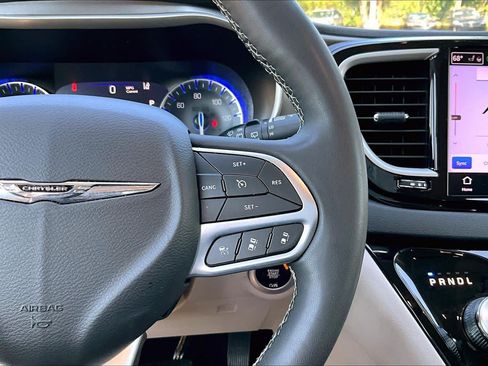 Used 2023 Chrysler Pacifica Touring-L FWD image 23